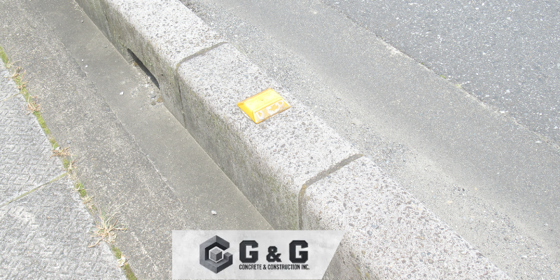 A concrete curb with G&G's logo